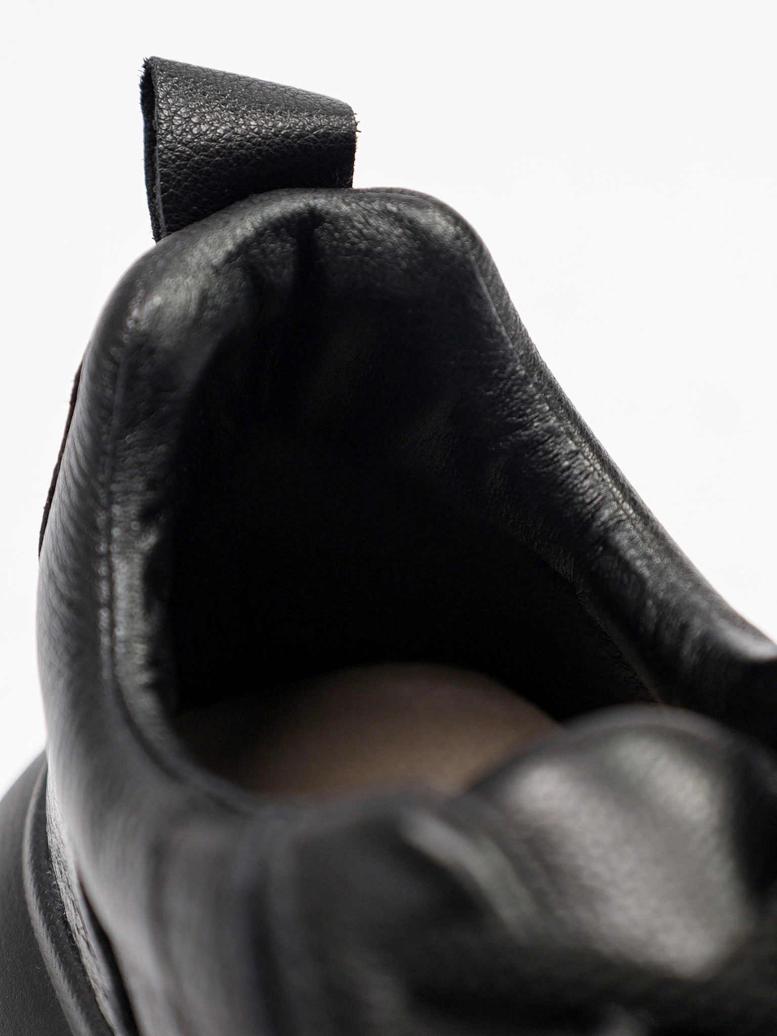 Кроссовки черного цвета на объемной рельефной подошве